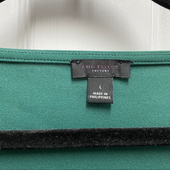 Square neckline blouse - Picture 2 of 3